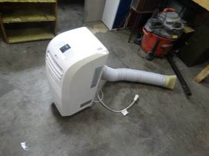 lot 1447 image: LG portable AC unit- Works
