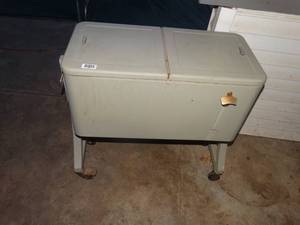 lot 1453 image: Rolling patio ice cooler on wheels