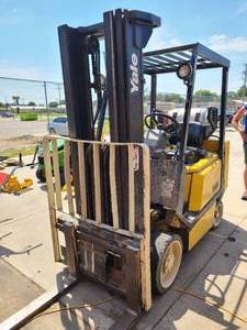 lot 5 image: Yale 5,000 lb propane forklift- Side shift- 3 stage mast- RunsDrives