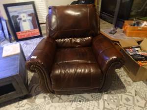 lot 1477 image: Great leather living room chair