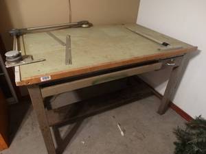 lot 1484 image: Drafting table w drafting arm