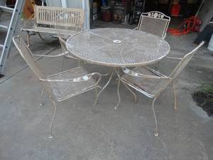 lot 1487 image: Metal patio set w table & 4 chairs