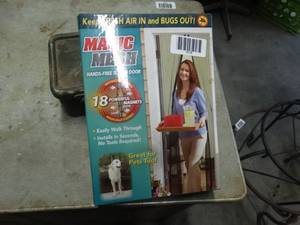 lot 1515 image: New magic mesh hands free screen door- in box