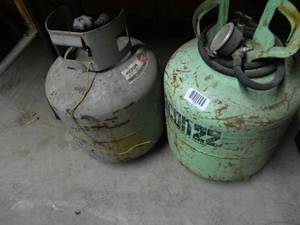 lot 1520 image: 2 propane tanks