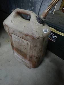 lot 1522 image: 5 gallon gas can