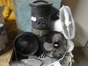 lot 1524 image: Lot of various table fans