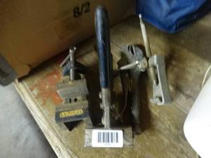 lot 1533 image: Bench vice & other hand tools