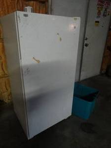 lot 1536 image: GE upright freezer