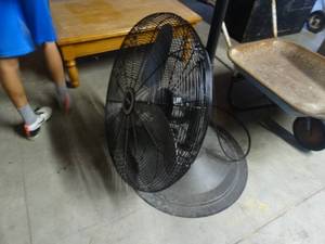 lot 1537 image: Commercial pedestal fan
