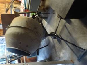 lot 1541 image: Portable electric cement mixer