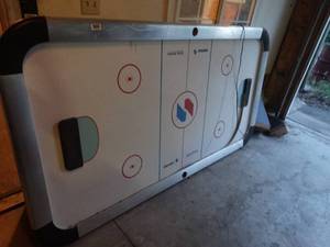 lot 1553 image: Large air hockey table