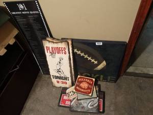 lot 1565 image: Lot of assorted wall decor