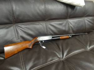 lot 1024 image: Ithica Model 37 featherlight 20 gauge pump shotgun w bottom eject
