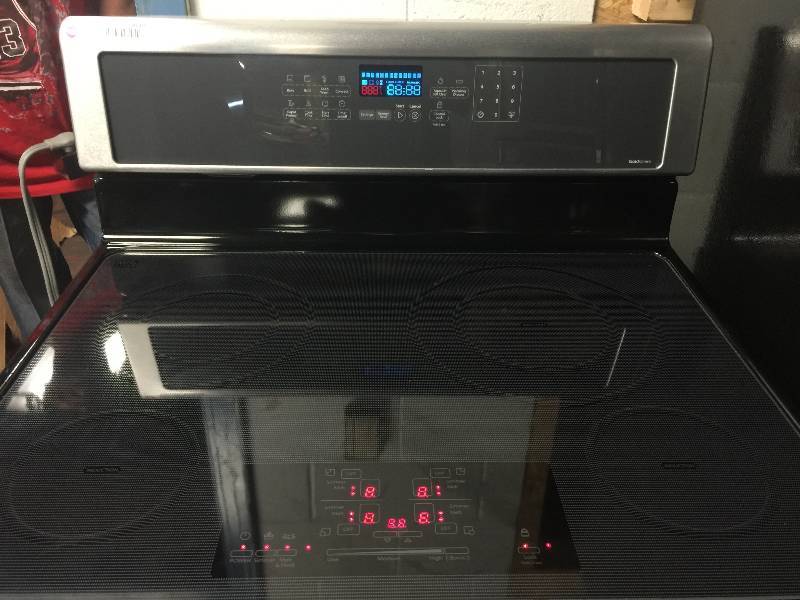 lot 8133 image: Induction Range  Whirlpool Gold� 6.2 cu. ft. Capacity with Induction Range & True Convection Cooking System
