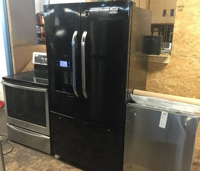 lot 8403 image: KITCHEN APPLIANCE  3 PIECE SUITE - BLACKSTAINLESS