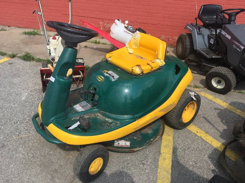 lot 8014 image: Yard Machines YardBug 9.5HP 27 3N1 Riding Mower