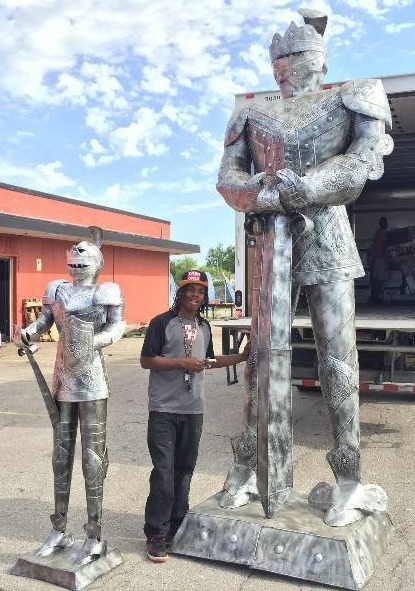 lot 50 image: GIANT METALLIC KNIGHT - ABOUT 12 TALL