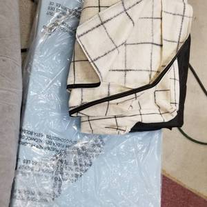 lot 2552 image: Bark Plaid Dog bed