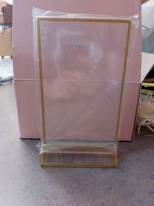 lot 30432 image: Uniqooo 11 Clear Acrylic Place Cards With Gold Accent