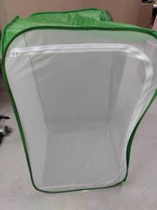 lot 40394 image: Green and White Collapsible kids chair tent