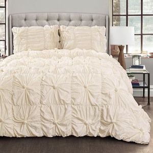 lot 7403 image: Lush Decor Bella Comforter Set