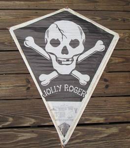 lot 6 image: Vintage Topflite Kite, Black and white skull, jolly roger.