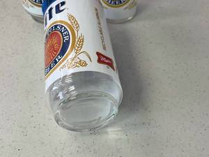 lot 10 image: Miller lite pilsner frosted tumblers, 2 med, 1 small.