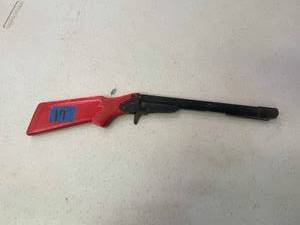 lot 17 image: Vintage plastic and metal cork gun by wyandotte toys, made in USA. (no cork)