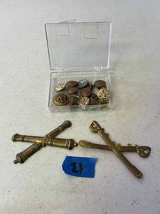 lot 21 image: brass military buttons, pins.