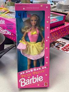 lot 41 image: Picnic pretty Barbie NIB, 1992