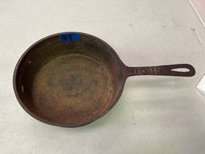 lot 44 image: Antique cast iron Spider skillet, footed #10 inch, marked 77 on bottom side. Crack on side near handle see pictures