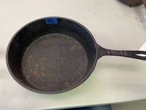 lot 45 image: Antique cast iron Spider skillet, footed #11 Inch, marked R O on bottom side.