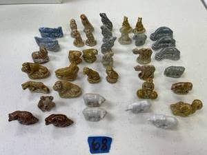 lot 68 image: Wade figurines, mini. elephant, lion, raccoons, kangaroos and weightlifting man. comes with fancy tote.