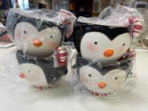 lot 76 image: Hallmark penguin soup bowls with candy cane spoons. QTY 4