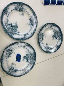 lot 92 image: Meakin porcelain blue white plates, 7 inch diameter. QTY 3