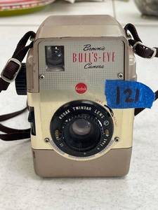 lot 121 image: Brownie bulls eye camera, no case.