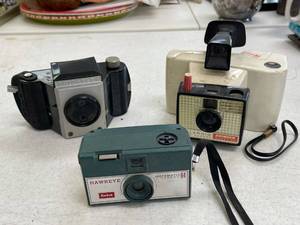 lot 122 image: Polaroid, Hawkeye, Photo-flex cameras.