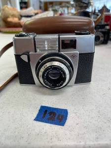 lot 124 image: Agfa camera with brown leather case.