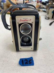 lot 125 image: Kodak Duaflex II camera, no case.