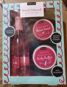 lot 111 image: Hallu Escape by Peyton-Uncork & Unwind Bubble Bath Shower Gift Set