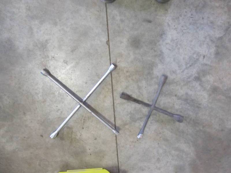 lot 511 image: 2 COUNT 4-WAY LUG WRENCH 78IN, 34 IN, 1316 IN, 58 IN