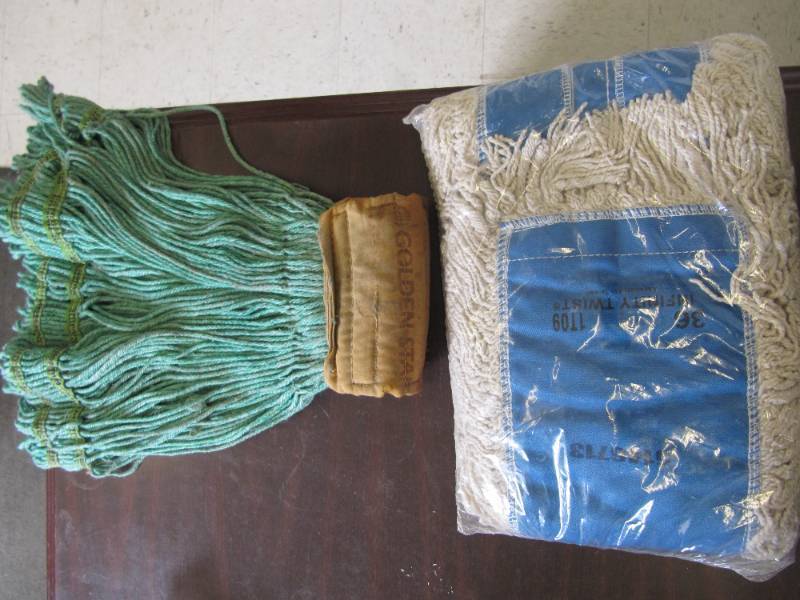 lot 1515 image: COMMERICIAL MOP HEAD & 36 FLOOR DUST MOP