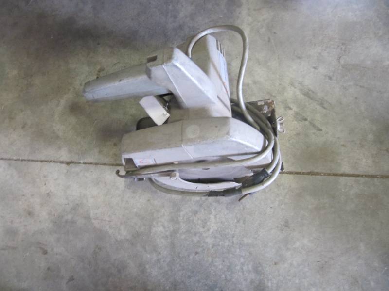 lot 520 image: BLACK & DECKER CIRCULAR SAW 7-12 MODEL 7301 TESTED-WORKS
