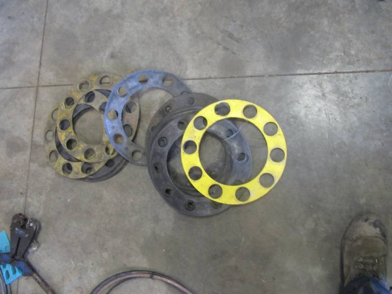 lot 539 image: EST. 20 COUNT OF LUG NUT WHEEL COVER SEALS