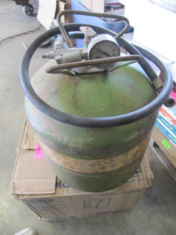 lot 2001 image: AIR BUBBLE MADE OUT PF A HIGH PTESSURE FREON TANK