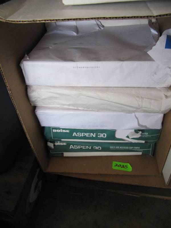 lot 2025 image: 5 Reams of printing paper with torn covers  2500 SHEETS