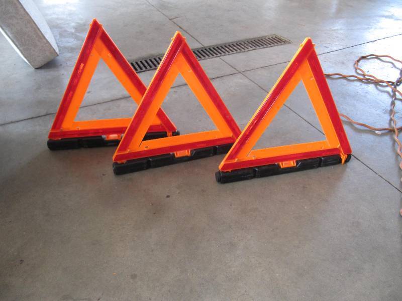 lot 2080 image: 3 WARNING TRIANGLE ROAD FLARES   KIT IN BOX