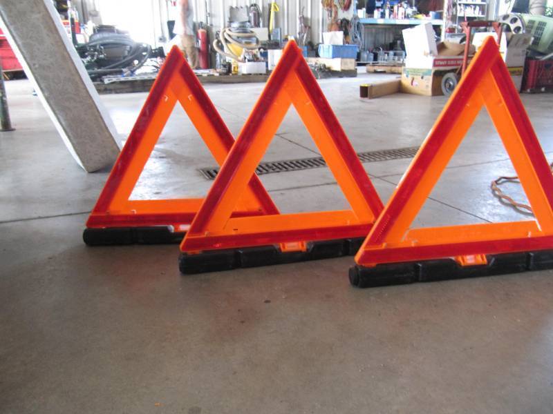 lot 2081 image: 3 WARNING TRIANGLE ROAD FLARES   BOX KIT