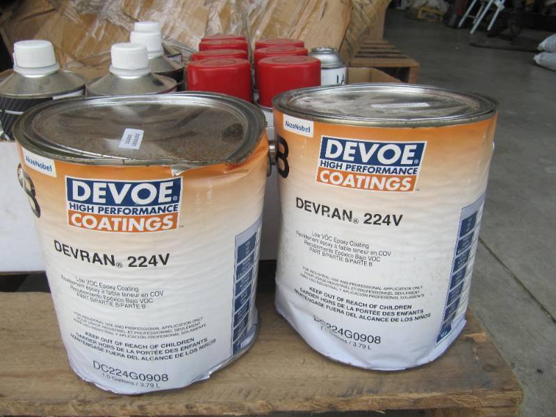 lot 2123 image: 2 - 1 Gallon Cans of DEVOE DEVRAN� 224V COLORED EPOXY - SOLVENT BASED 400 SQ FT
