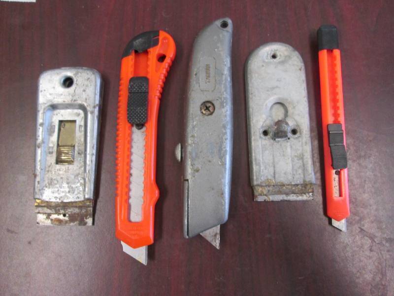 lot 2166 image: 5 CT.  BOX CUTTERS & SCRAPERS